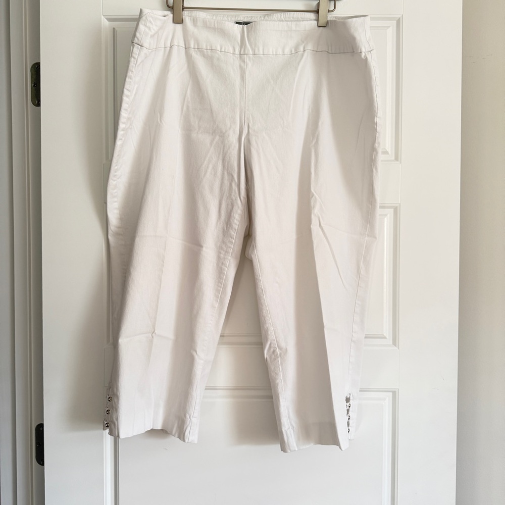 Womenās White Capris